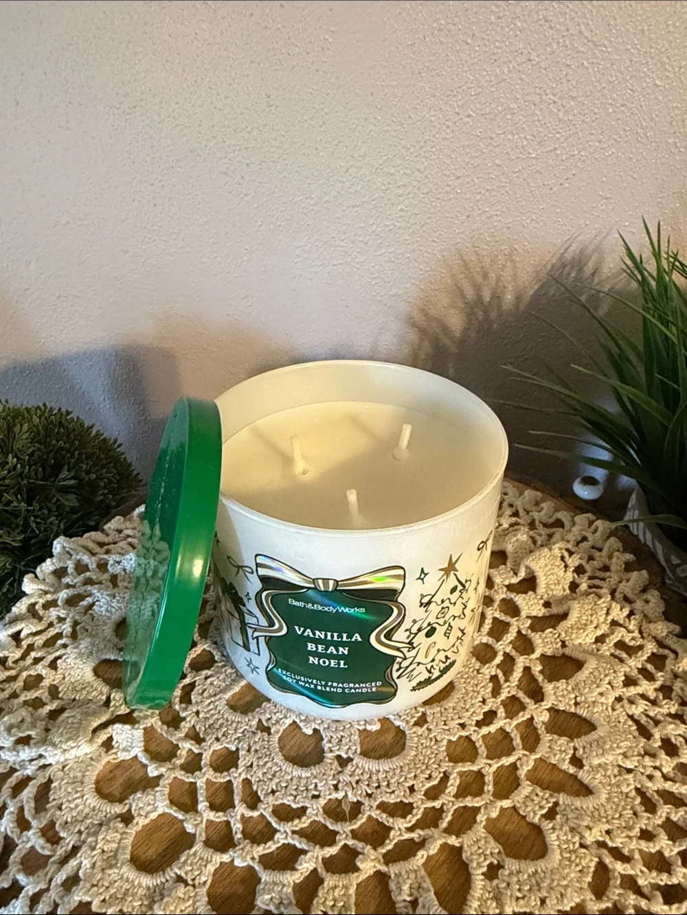 Bath & Body Works Vanilla Bean Noel Candle — Green & White - Picture 3 of 4